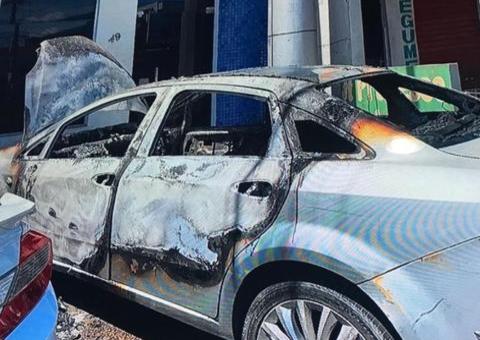 Câmeras flagram homem ateando fogo em carro na frente de oficina em Manaus