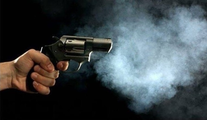 Durante assalto, cliente segura arma de bandido e é atingido por tiro 