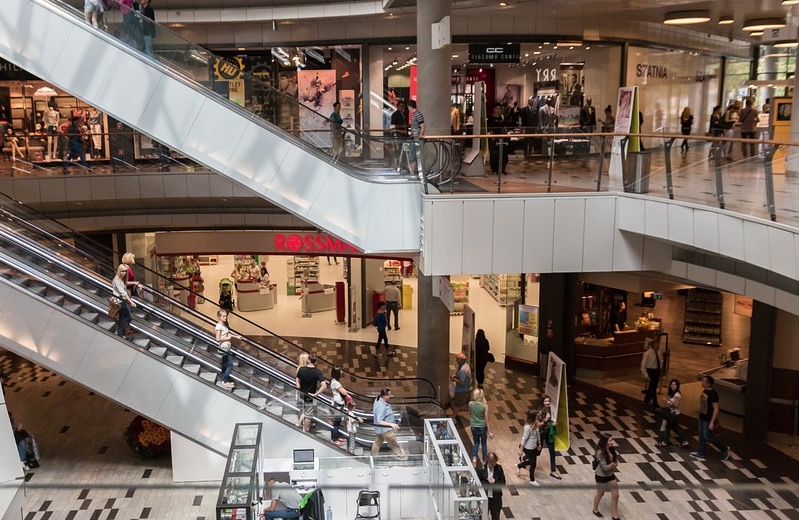 Mulher tenta sequestrar criança dentro de shopping 