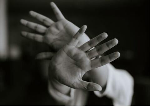 Com ciúmes, marido agride mulher por fazer chapinha no cabelo 