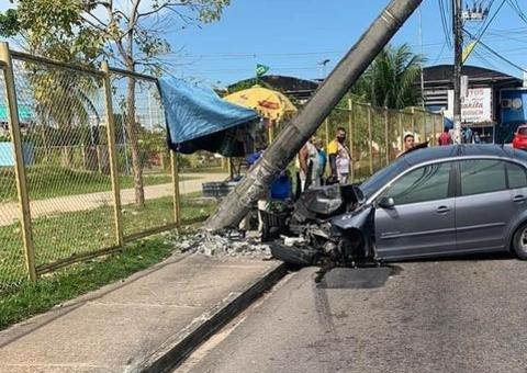 Motorista que destruiu carro em poste na Avenida Brasil estava apostando corrida