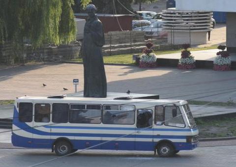 Homem sequestra ônibus com passageiros e exige que população assista a filme de 2005