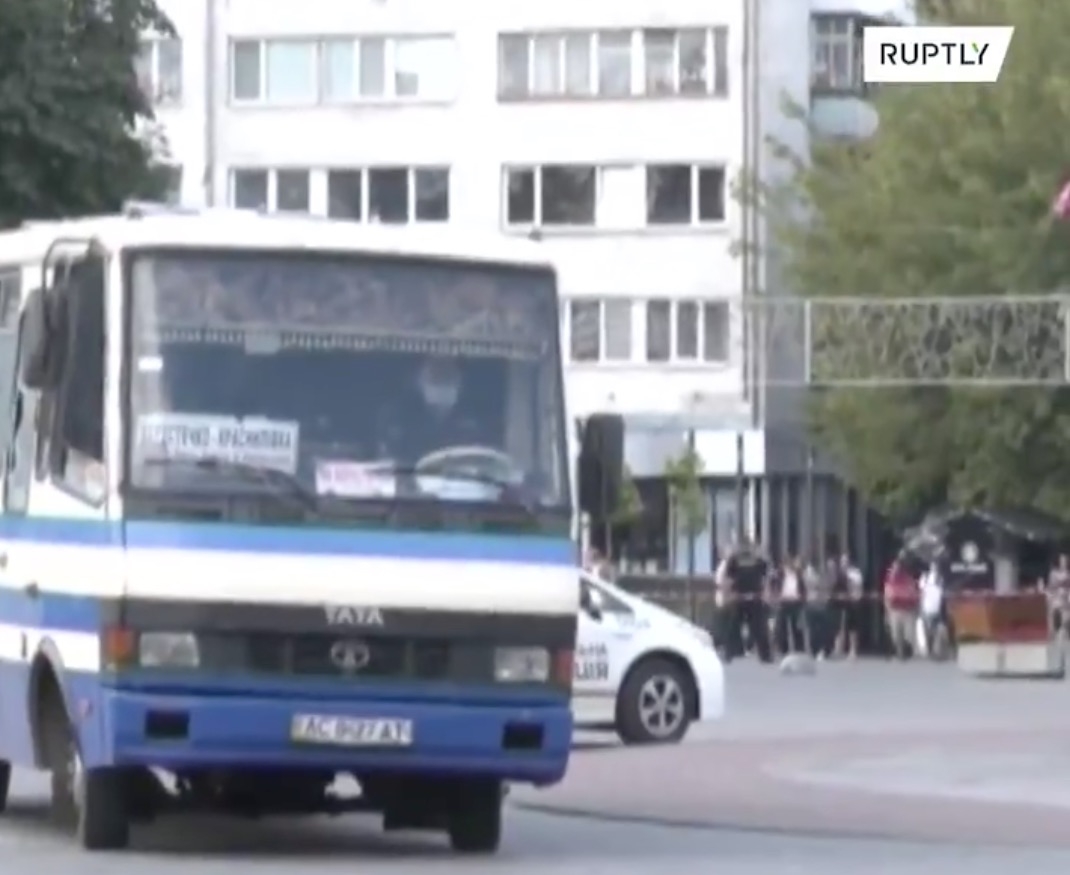 Homem sequestra ônibus com passageiros e exige que população assista a filme de 2005