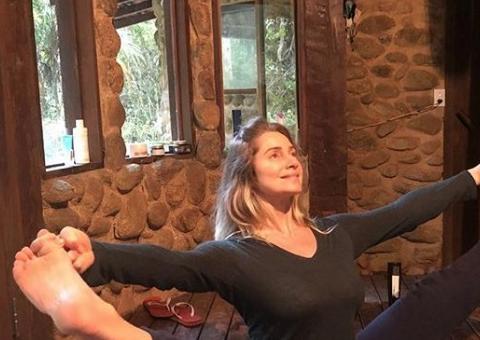 Letícia Spiller mostra 'abertura total' e furo indiscreto na calça chama atenção