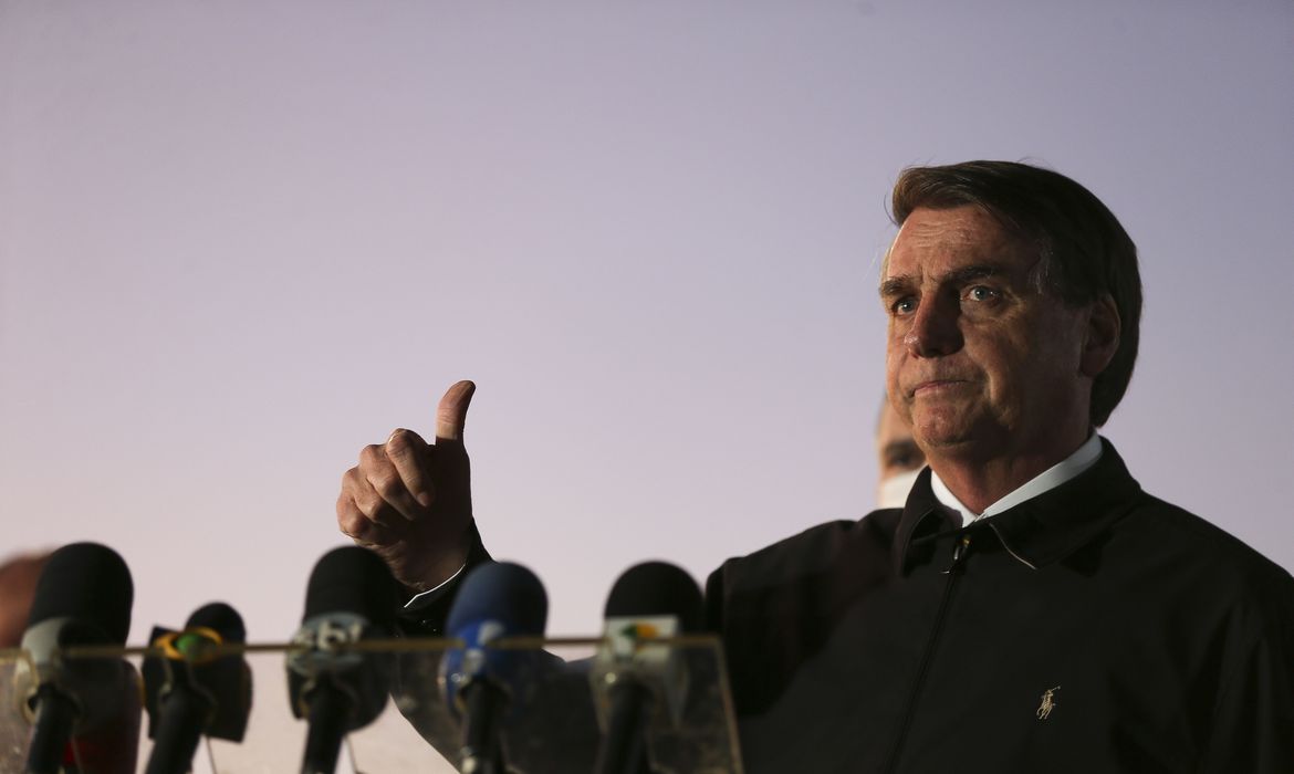 Bolsonaro faz novo teste de covid-19 e aguarda resultado