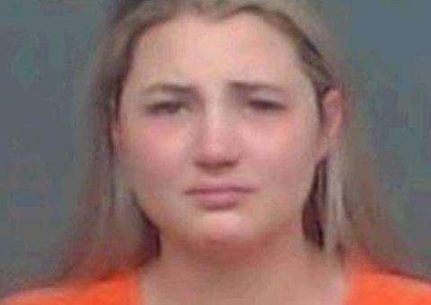 Professora é presa acusada de ter feito sexo com alunos adolescentes 