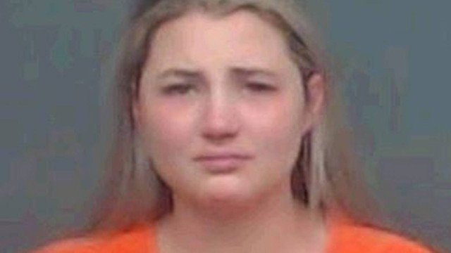 Professora é presa acusada de ter feito sexo com alunos adolescentes 