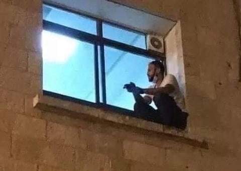 Foto comove o mundo ao mostrar filho escalando prédio pra ficar ao lado da mãe