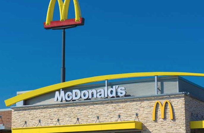 Funcionário do McDonald's impede que cadáver seja desovado no telhado de loja