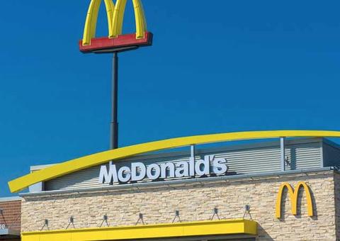 Funcionário do McDonald's impede que cadáver seja desovado no telhado de loja