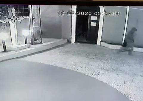 Ladrão rouba R$ 10 mil de igreja e se benze ao sair do local do crime 