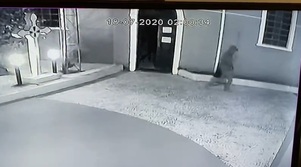 Ladrão rouba R$ 10 mil de igreja e se benze ao sair do local do crime 