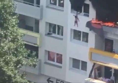 Vídeo mostra crianças saltando de prédio com mais de 10 metros para escapar de incêndio