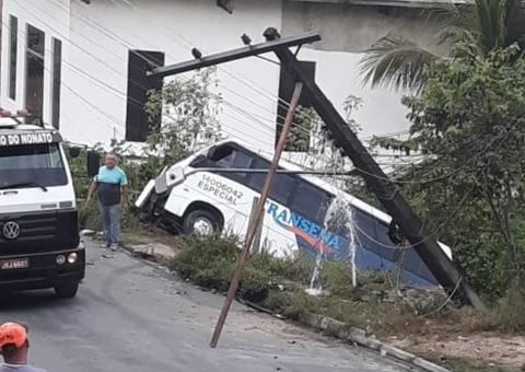 Micro-ônibus arranca poste e invade terreno ao deslizar em ladeira em Manaus