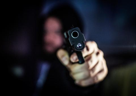 Homem reage a assalto e é baleado por criminosos em Manaus