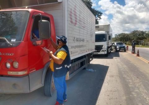Adaf vistoria 300 veículos, aplica multas e apreende produtos irregulares em Manaus