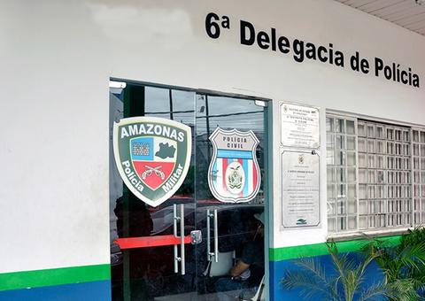 Homem é preso após bater motocicleta roubada em árvore em Manaus 