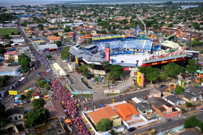 Estudo indica que Festival de Parintins em novembro é seguro se for apenas para população local 