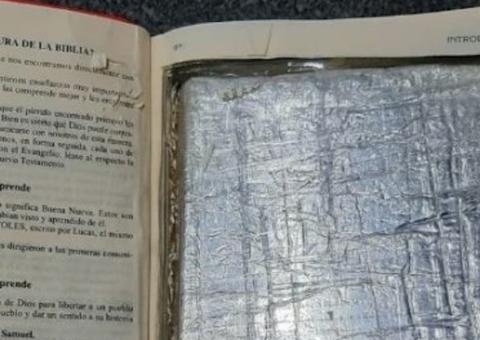 Mulher é presa com cocaína escondida em Bíblia dentro de ônibus 