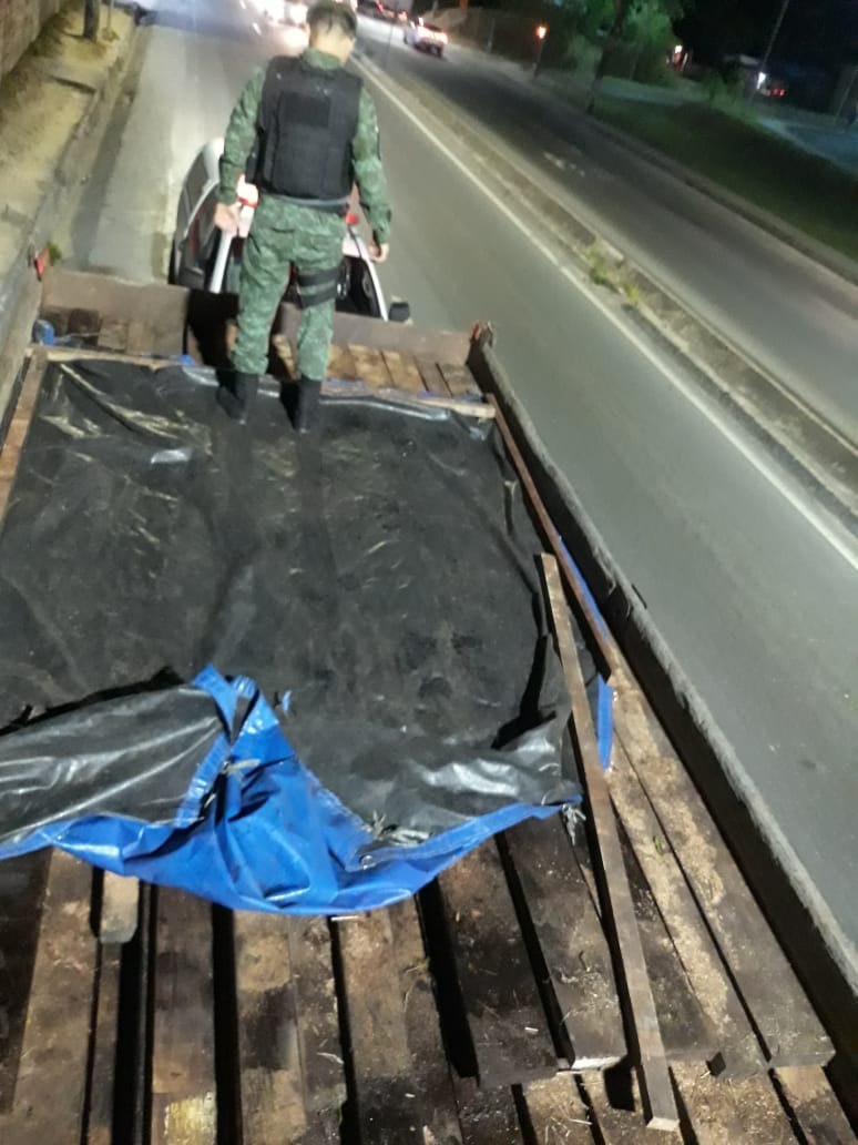 Homem que transportava madeira ilegal é preso em Manaus