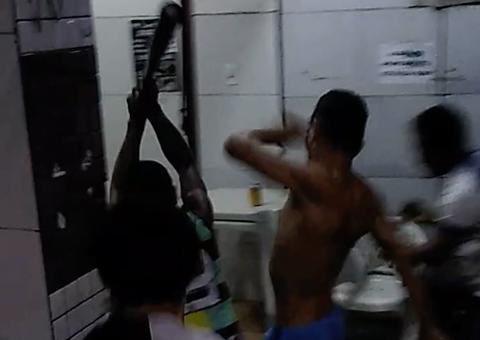 Vídeos chocantes mostram assaltante assassinado a tijoladas e pauladas em Manaus