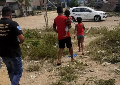 Irmãos são resgatados em Manaus após mãe sumir por uma semana 