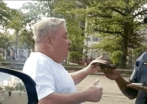 Desembargador que ofendeu guardas reaparece usando máscara