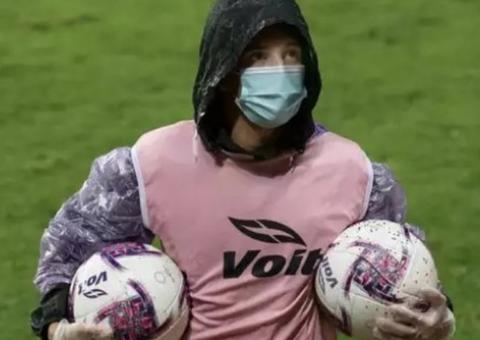 Polícia acaba com jogo entre infectados e não-infectados pelo coronavírus