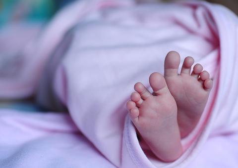 Mulher dá à luz e morre de Covid-19 sem conhecer a filha