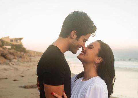 Demi Lovato anuncia que está noiva de Max Ehrich e mostra anel gigante
