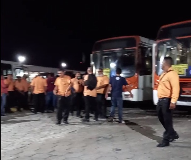 Rodoviários paralisam serviço para cobrar salários atrasados em Manaus