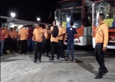 Rodoviários paralisam serviço para cobrar salários atrasados em Manaus