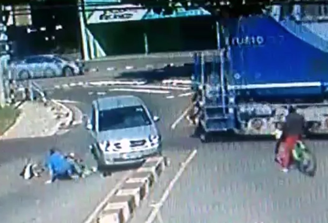 Vídeo mostra carro atropelando ciclista e depois sendo atingido por trem