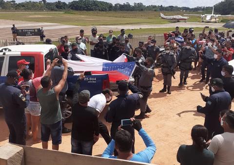 Vídeo: Corpos de policiais que morreram durante operação em rio são trazidos a Manaus