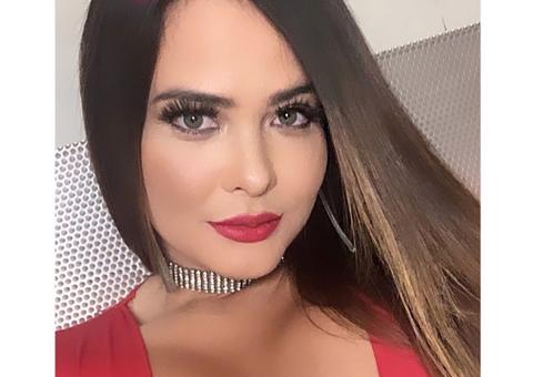 Geisy Arruda arranca biquíni de fita e posa peladona 