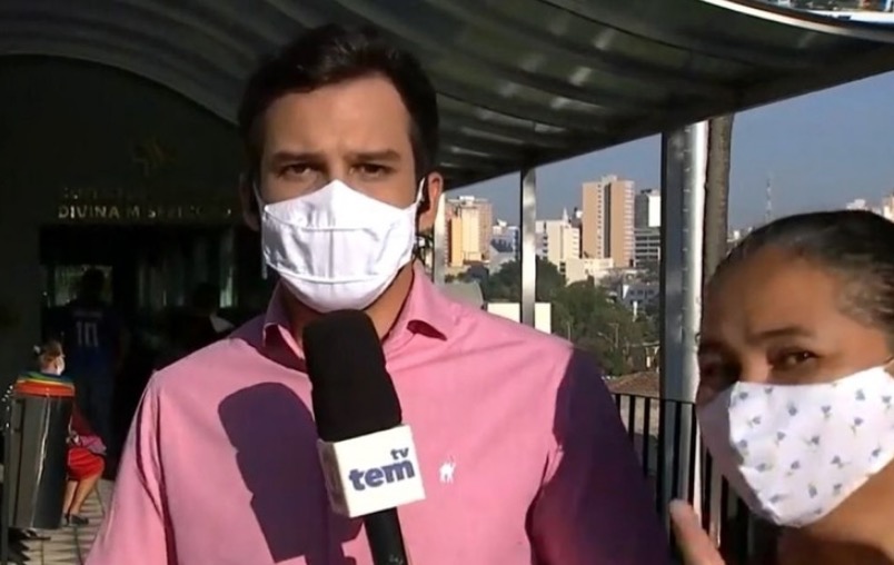 Mulher invade reportagem da Globo ao vivo e diz que jornalista está mentindo 