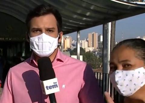 Mulher invade reportagem da Globo ao vivo e diz que jornalista está mentindo 