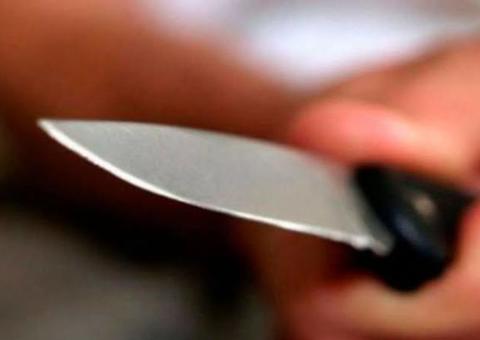 Jovem de 19 anos mata namorado de 72 a facadas em portão de casa