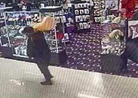 Homem mascarado rouba vibrador de 90 cm de sexy shop 