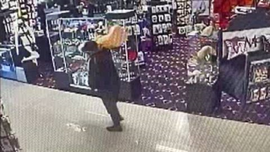 Homem mascarado rouba vibrador de 90 cm de sexy shop 