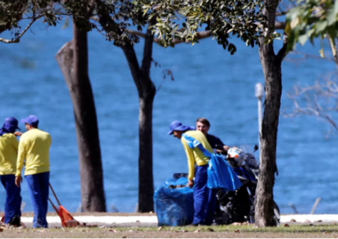 Com Covid-19, Bolsonaro passeia de moto e conversa sem máscara com garis no Alvorada