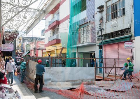 Prédios começam a ser demolidos no Centro de Manaus 