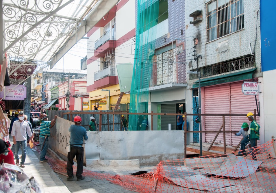 Prédios começam a ser demolidos no Centro de Manaus 