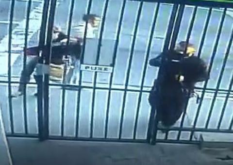 Vídeo: Mulher é agredida com soco por desconhecido ao sair de prédio 