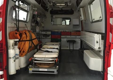 Homem é levado para hospital após queda, recebe alta e é atropelado por moto