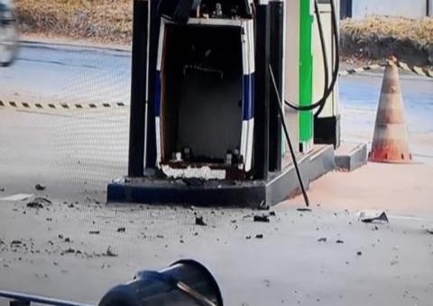 Criminosos explodem cofre e fogem com dinheiro de posto de combustíveis em Manaus