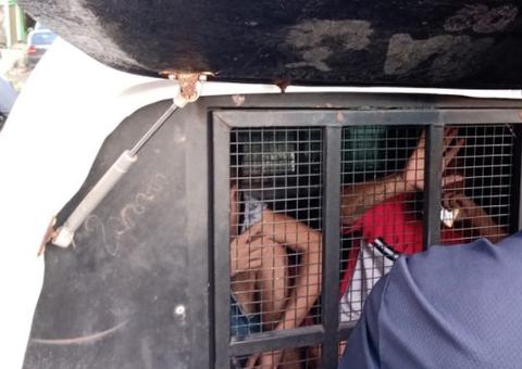 Sobreviventes são presos após PM encontrar veículos roubados em casa invadida por pistoleiros