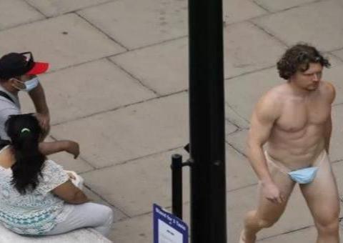 Homem é visto passeando apenas com máscara cobrindo partes íntimas em Londres