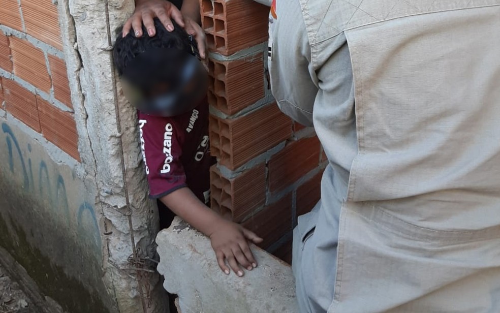 Criança fica com a cabeça presa entre paredes e é salva por bombeiros 