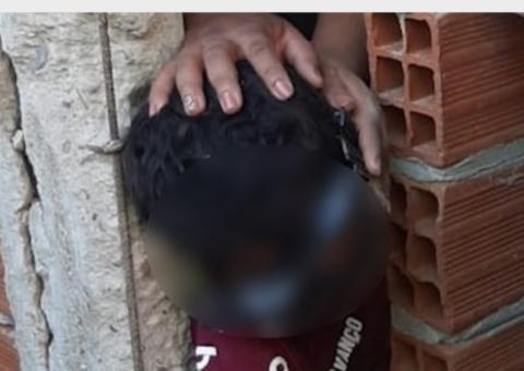 Criança fica com a cabeça presa entre paredes e é salva por bombeiros 